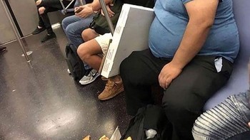 Tertidur mengorbankan pizza. Foto: boredpanda