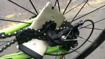 Menjatuhkan ponsel di rantai sepeda, dua-duanya rusak. Foto: boredpanda