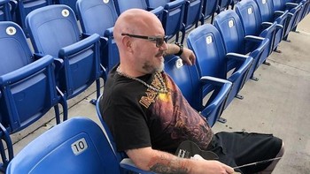 Pemotret foto ini curhat dapat kursi yang sudah rusak saat akan nonton di stadion. Foto: boredpanda