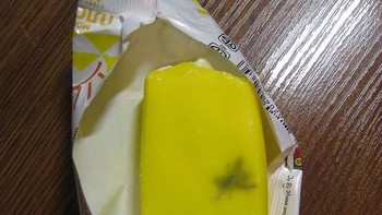 Kebayang nikmatnya es krim malah ada lalat nempel. Jadi jijik. Foto: boredpanda