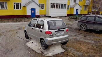 Ada sisa es di bawah mobil, sudah pasti belum bisa dijalankan. Foto: boredpanda