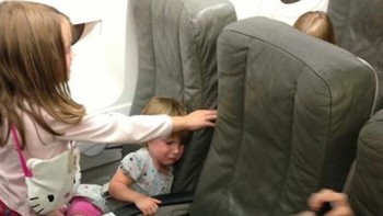 Penjepret foto ini berkisah bagian tengah adalah kursinya dan dia tak tahu siapa anak-anak itu. Sudah pasti perjalanannya agak terganggu. Foto: boredpanda