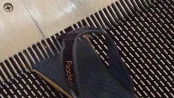 Sandal terjebak di eskalator dan sepertinya tidak bisa diselamatkan. Foto: boredpanda