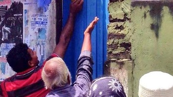 Membujuk burung nakal yang mencuri uang. Foto: boredpanda