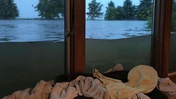 Duh, bangun-bangun sudah banjir. Foto: boredpanda