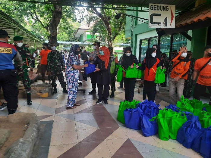 Khofifah Rayakan Idul Fitri Bersama PMI yang Karantina di Asrama Haji