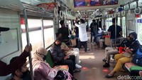 Sekilas, ada juga kereta yang dipenuhi oleh penumpang.