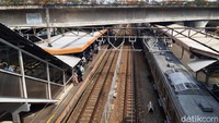 Mengutip keterangan resminya, pada  6-17 Mei 2021 jam operasi KRL Jabodetabek akan bergeser dari normalnya pukul 04.00 WIB–22.00 WIB menjadi 04.00 WIB–20.00 WIB. Jumlah perjalanan juga disesuaikan dari sebelumnya 984 perjalanan KRL per hari menjadi 886 perjalanan KRL setiap harinya.
