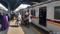 Keramaian di Stasiun Tanah Abang tampak dari banyaknya penumpang yang naik, serta transit dari stasiun ini. Tapi, stasiun kemudian sepi begitu penumpang naik kereta.