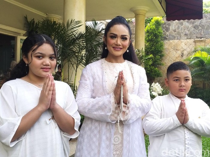 Krisdayanti rayakan Lebaran tanpa Raul Lemos.