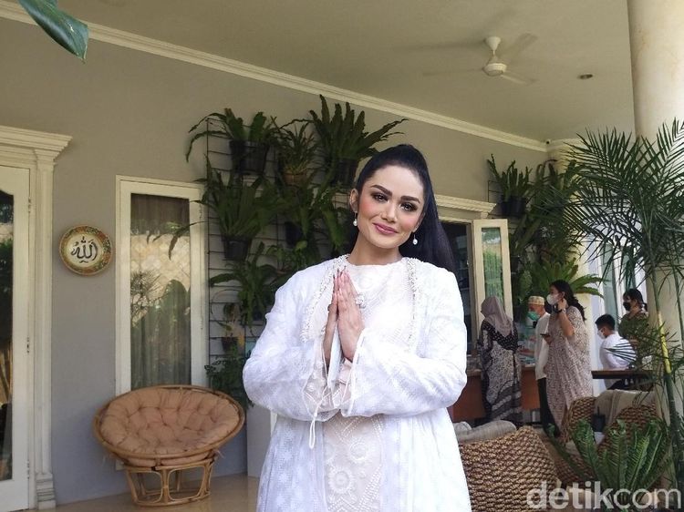 Potret Krisdayanti Rayakan Lebaran Tanpa Raul Lemos