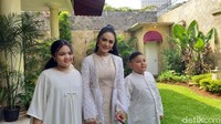 Krisdayanti tahun ini merayakan Idul Fitri bersama dua anaknya saja. (Foto: Pingkan/detikcom) 