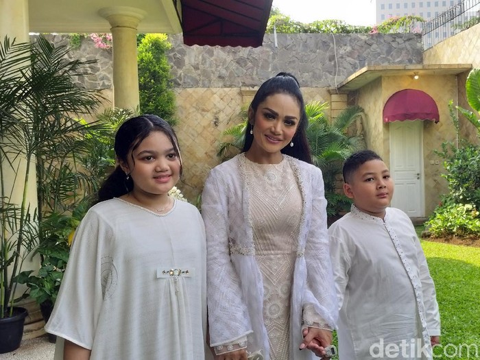 Krisdayanti Krisdayanti rayakan Lebaran tanpa Raul Lemos.