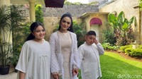 Selain kedua anaknya, KD juga tetap ditemani anggota keluarga yang lain di perayaan Idul Fitri tahun ini. (Foto: Pingkan/detikcom)