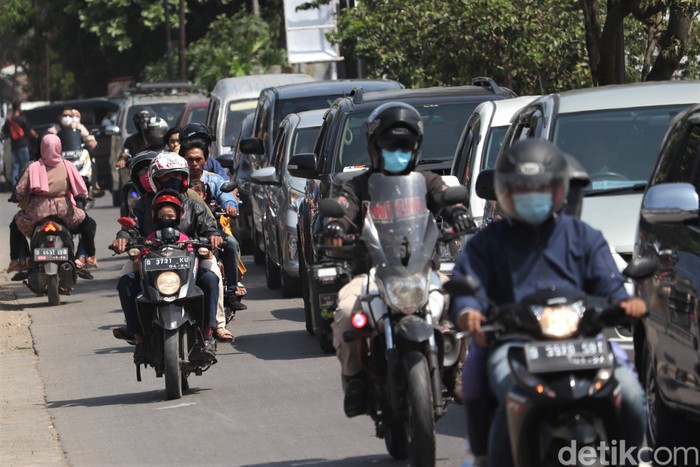 Momen Lebaran tahun ini turut larang mudik lokal. Meski begitu, masih ada warga di Bandung yang tetap mudik untuk bersilaturahmi dengan keluarga saat Lebaran.