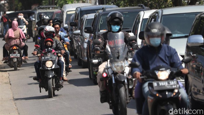 Lalin Perbatasan Bandung Ramai di Tengah Larangan Mudik Lokal Momen Lebaran tahun ini turut larang mudik lokal. Meski begitu, masih ada warga di Bandung yang tetap mudik untuk bersilaturahmi dengan keluarga saat Lebaran.