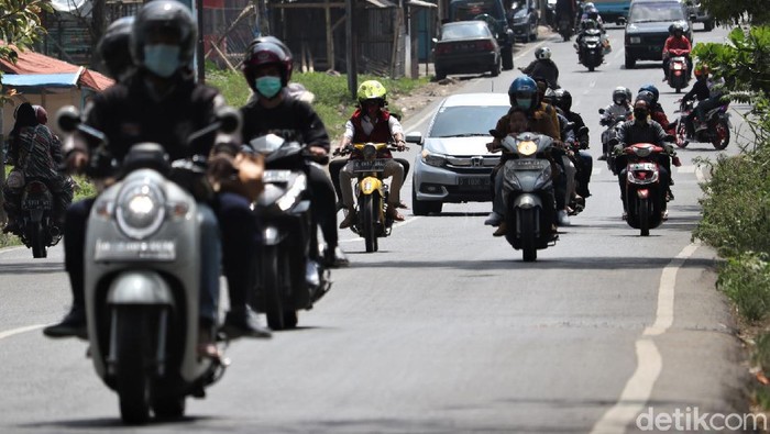 Momen Lebaran tahun ini turut larang mudik lokal. Meski begitu, masih ada warga di Bandung yang tetap mudik untuk bersilaturahmi dengan keluarga saat Lebaran.
