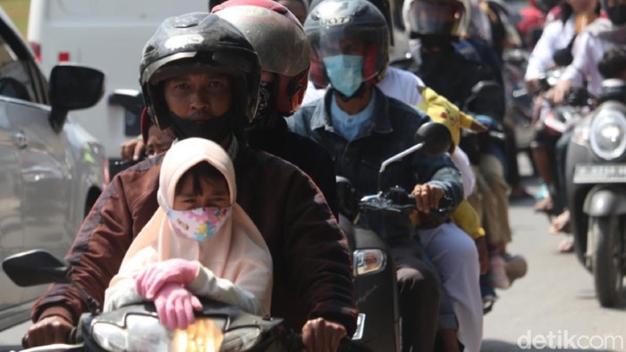 Momen Lebaran tahun ini turut larang mudik lokal. Meski begitu, masih ada warga di Bandung yang tetap mudik untuk bersilaturahmi dengan keluarga saat Lebaran.