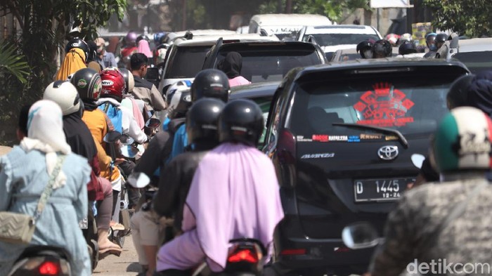 Momen Lebaran tahun ini turut larang mudik lokal. Meski begitu, masih ada warga di Bandung yang tetap mudik untuk bersilaturahmi dengan keluarga saat Lebaran.