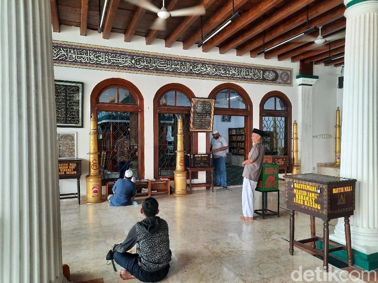 Mereka Berlebaran di Masjid Luar Batang