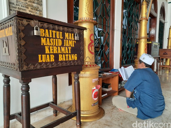 Di masa pandemi COVID-19, Sudarno merasakan ada penurunan pengunjung walaupun makam dan masjid ini tak pernah ditutup. Di masa pandemi COVID-19, Sudarno merasakan ada penurunan pengunjung walaupun makam dan masjid ini tak pernah ditutup.
