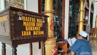 Di masa pandemi COVID-19, Sudarno merasakan ada penurunan pengunjung walaupun makam dan masjid ini tak pernah ditutup.