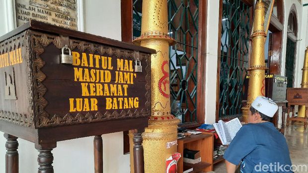 Makam Habib Husein di Masjid Luar Batang