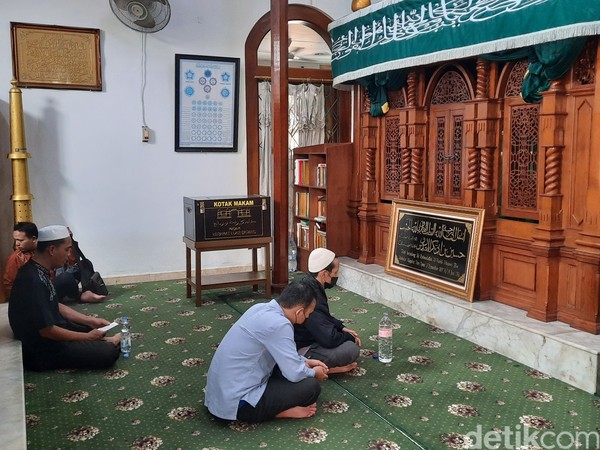 Parkiran penuh dengan kendaraan roda empat sedangkan jalanan di sekitar masjid dipadati motor yang diparkir. Masuk ke masjid, tampak puluhan orang datang dan langsung menuju ke Makam Habib Husein untuk berziarah. Parkiran penuh dengan kendaraan roda empat sedangkan jalanan di sekitar masjid dipadati motor yang diparkir. Masuk ke masjid, tampak puluhan orang datang dan langsung menuju ke Makam Habib Husein untuk berziarah.
