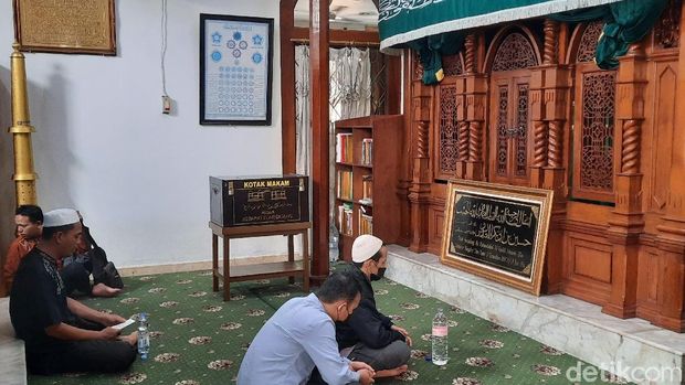 Makam Habib Husein di Masjid Luar Batang