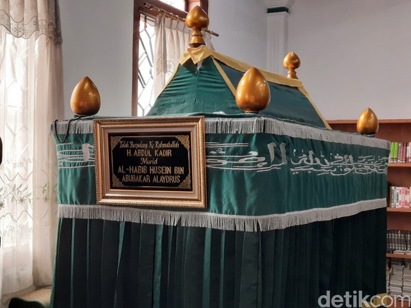Makam ini merupakan pusara Al-Habib Husein bin Abubakar Alaydrus dan asistennya, seorang keturunan Tionghoa bernama Habib Abdul Kadir. Mereka merupakan tokoh yang menyebarkan agama Islam di kawasan Batavia pada abad ke-18. Makam ini merupakan pusara Al-Habib Husein bin Abubakar Alaydrus dan asistennya, seorang keturunan Tionghoa bernama Habib Abdul Kadir. Mereka merupakan tokoh yang menyebarkan agama Islam di kawasan Batavia pada abad ke-18.