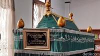 Makam ini merupakan pusara Al-Habib Husein bin Abubakar Alaydrus dan asistennya, seorang keturunan Tionghoa bernama Habib Abdul Kadir. Mereka merupakan tokoh yang menyebarkan agama Islam di kawasan Batavia pada abad ke-18. 
