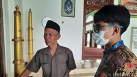 Menurut penjaga makam, Sudarno, makam itu banyak didatangi orang dari berbagai daerah. Sebelum COVID-19, peziarah yang datang bahkan berasal dari luar negeri.
