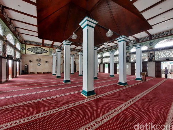 detikcom berkesempatan menengok langsung kondisi di area Masjid Luar Batang pada Kamis (13/5/2021). Berbeda dengan Makam Mbah Priok yang sepi, suasana di Masjid Luar Batang ini lebih ramai. detikcom berkesempatan menengok langsung kondisi di area Masjid Luar Batang pada Kamis (13/5/2021). Berbeda dengan Makam Mbah Priok yang sepi, suasana di Masjid Luar Batang ini lebih ramai.