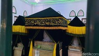 Peziarah akan berdoa di depan pusara Makam Mbah Priok. Dengan mendatangi makam, ada peziarah yang mendapat ketenangan hati.
