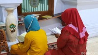 Mereka datang ke Makam Mbah Priok untuk berdoa dan mencari berkah selagi tak bisa mudik.