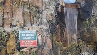 Dari pantauan detikcom, Kamis (13/5/2021) pagi, para peziarah yang jumlahnya puluhan datang ke makam yang terletak di Koja, Jakarta Utara itu.