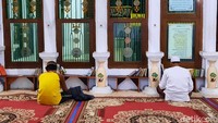 Mereka umumnya berasal dari Jakarta dan datang ke Makam Mbah Priok setelah melakukan Salat Id.