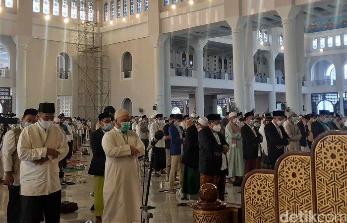 Momen Lebaran di tengah pandemi COVID-19 membuat pihak Masjid Al-Akbar terapkan protokol kesehatan ketat saat gelar salat Id di masjid tersebut. Berikut fotonya