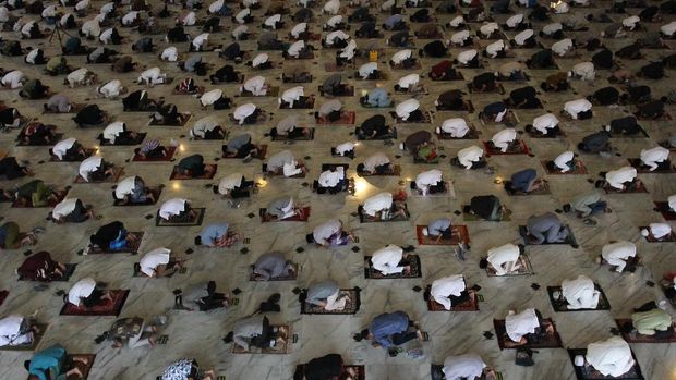 Momen Lebaran di tengah pandemi COVID-19 membuat pihak Masjid Al-Akbar terapkan protokol kesehatan ketat saat gelar salat Id di masjid tersebut. Berikut fotonya