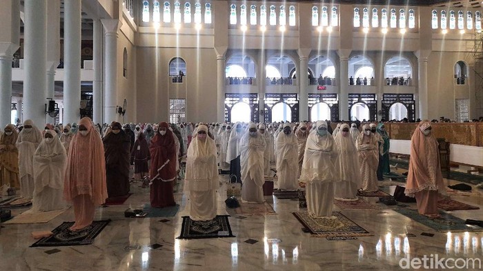 Masjid Al-Akbar Surabaya Terapkan Prokes Ketat Saat Gelar Salat Id Momen Lebaran di tengah pandemi COVID-19 membuat pihak Masjid Al-Akbar terapkan protokol kesehatan ketat saat gelar salat Id di masjid tersebut. Berikut fotonya