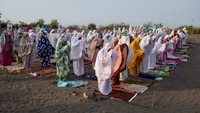 Warga kampung sekitar Gumuk Pasir memanfaatkan ruang terbuka untuk menjalankan shalat Idul Fitri 1 Syawal 1442 H. ANTARA FOTO/Hendra Nurdiyansyah.