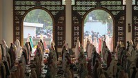 Umat Islam melaksanakan shalat Idul Fitri di Masjid Nasional Al Akbar, Surabaya, Jawa Timur, Kamis (13/5/2021). Pelaksanaan shalat Idul Fitri yang diikuti ribuan umat Islam itu digelar dengan menerapkan protokol kesehatan ketat. ANTARA FOTO/Didik Suhartono.