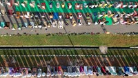 Sejumlah umat muslim menunaikan ibadah shalat Id di lapangan Sport Centre Limboto, Kabupaten Gorontalo, Gorontalo, Kamis (13/5/2021). ANTARA FOTO/Adiwinata Solihin.