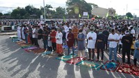 Umat muslim mengikuti Shalat Idul Fitri 1442 H di Timika, Papua, Kamis (13/5/2021). Pemerintah daerah mengijinkan salat berjamaah di lapangan terbuka dengan pengawasan Satgas COVID-19. ANTARA FOTO / Sevianto Pakiding.