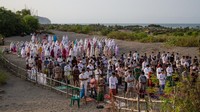 Warga melaksanakan shalat Idul Fitrii di Gumuk Pasir Parangtritis, Bantul, DI Yogyakarta, Kamis (13/5/2021). ANTARA FOTO/Hendra Nurdiyansyah.