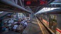 Lokasi Shalat Idul Fitri di Masjid Al Hidayah yang lokasinya bersebelahan dengan stasiun tidak mampu menampung seluruh jemaah sehingga lokasi peron penumpang juga dimanfaatkan sebagai tempat shalat. ANTARA FOTO/Aditya Pradana Putra.