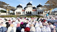 Pelaksanaan salat Idul Fitri pun dilakukan dengan menerapkan protokol kesehatan yang ketat.  Meski begitu, pandemi tak surutkan semangat umat Islam di dunia, khususnya Indonesia, dalam menyambut hari kemenangan usai melaksanakan ibadah puasa Ramadhan. ANTARA FOTO/Irwansyah Putra.