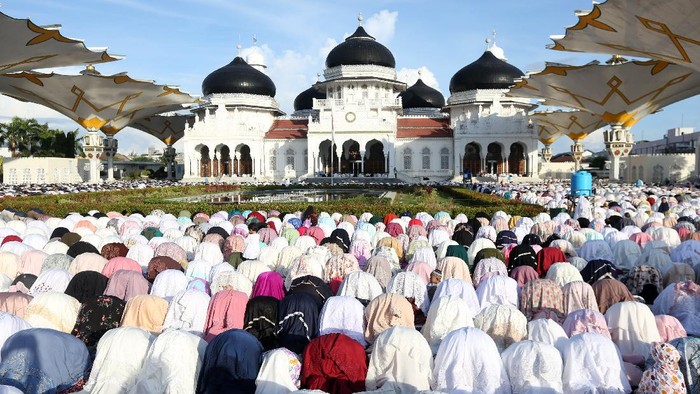 Sejumlah umat Islam di berbagai daerah Indonesia melaksanakan salat Idul Fitri hari ini. Salat Id digelar di stasiun kereta hingga di Gumuk Pasir