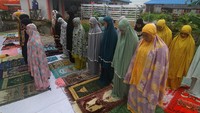 Sejumlah warga binaan melaksanakan shalat Idul Fitri 1442 H di Lapas Perempuan Kelas IIA Pontianak di Kabupaten Kubu Raya, Kalimantan Barat. ANTARA FOTO/Jessica Helena Wuysang.