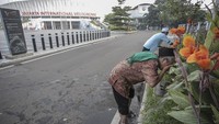 Sejumlah warga tengah berwudhu untuk bersiap melaksanakan salat Id di area Jakarta International Velodrome, Rawamangun, Jakarta. ANTARA FOTO/Dhemas Reviyanto.
